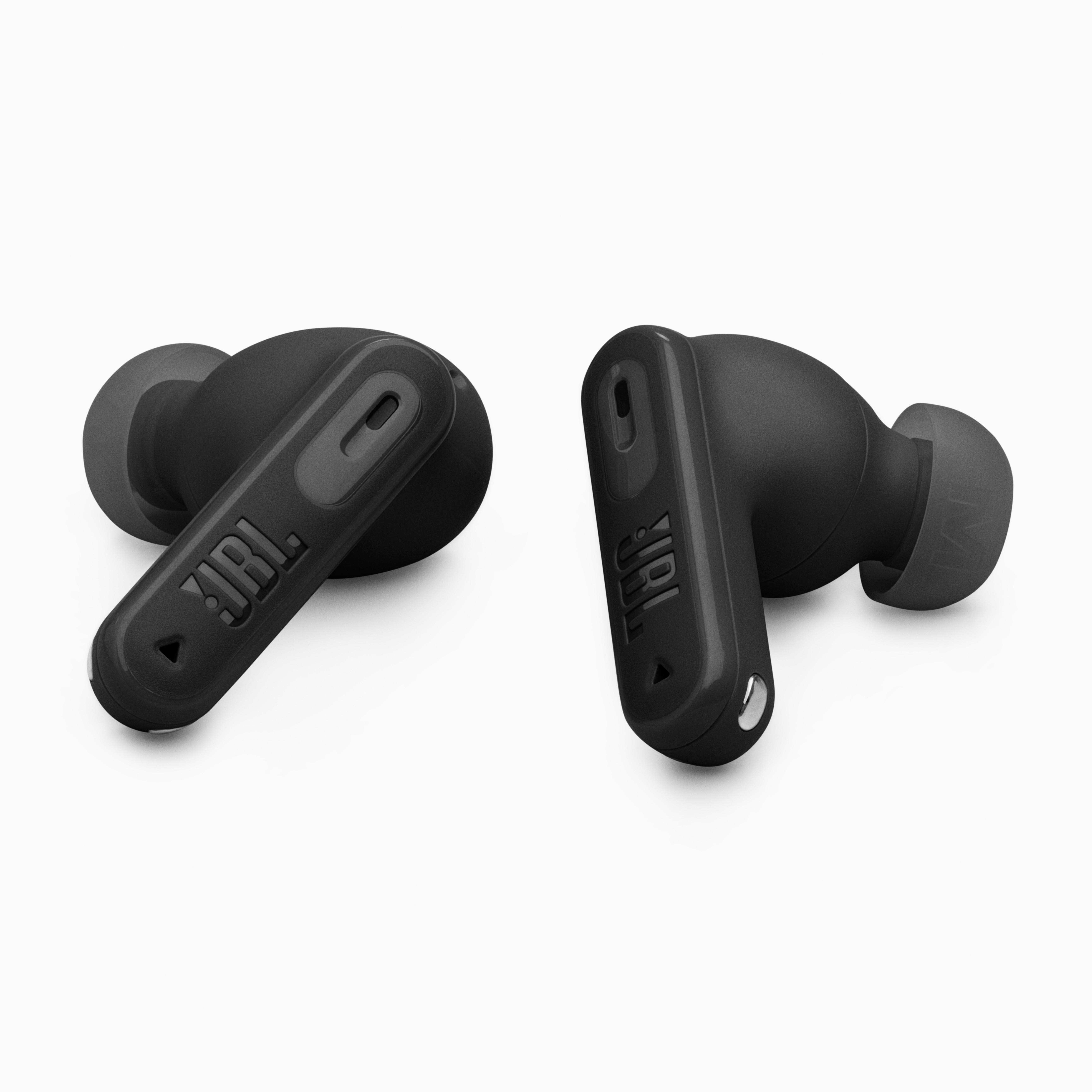 Zwei schwarze JBL-Ohrhörer liegen auf einer weißen Oberfläche.