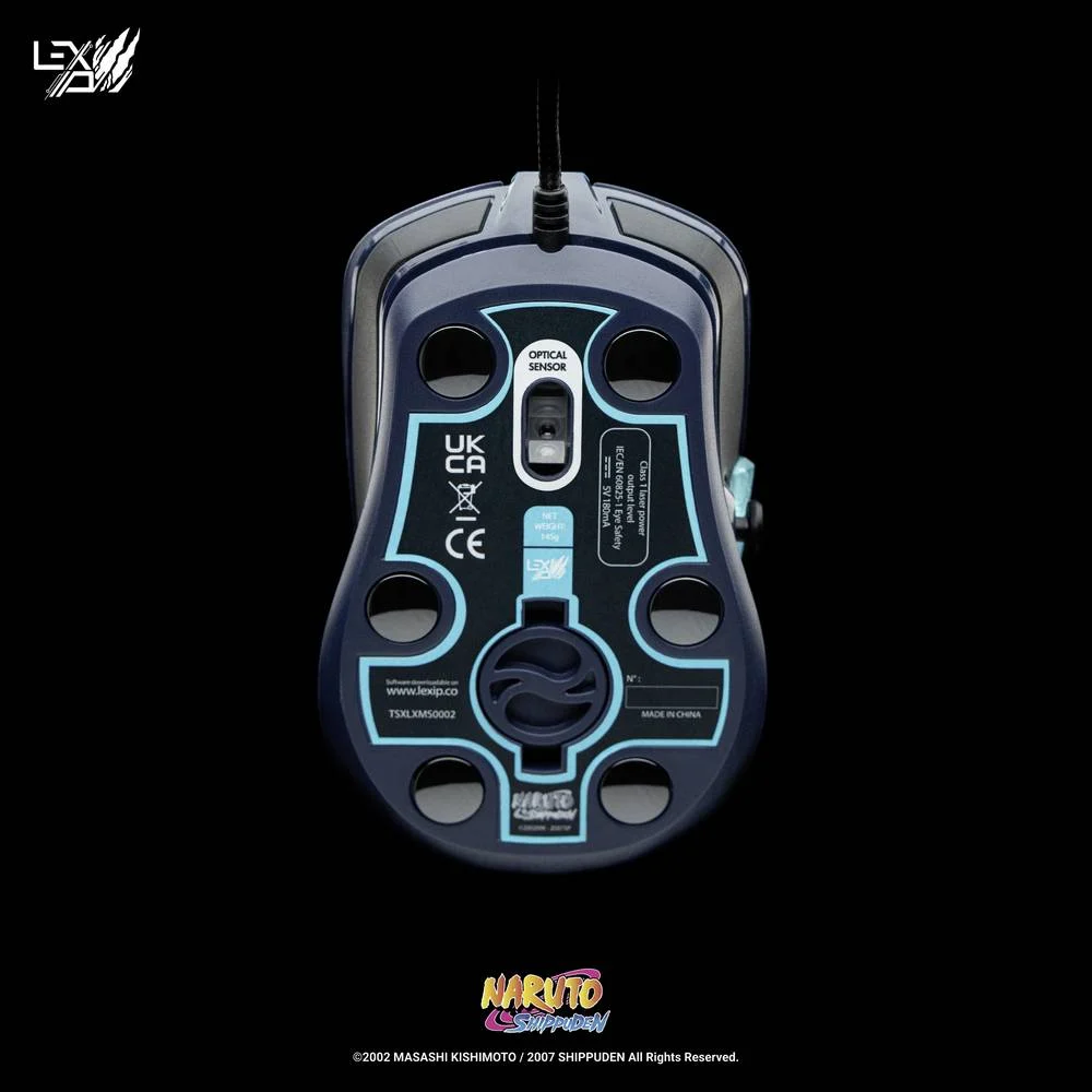 Widok od spodu czarno-niebieskiej myszy do gier z wieloma otworami i marką Naruto na czarnym tle.