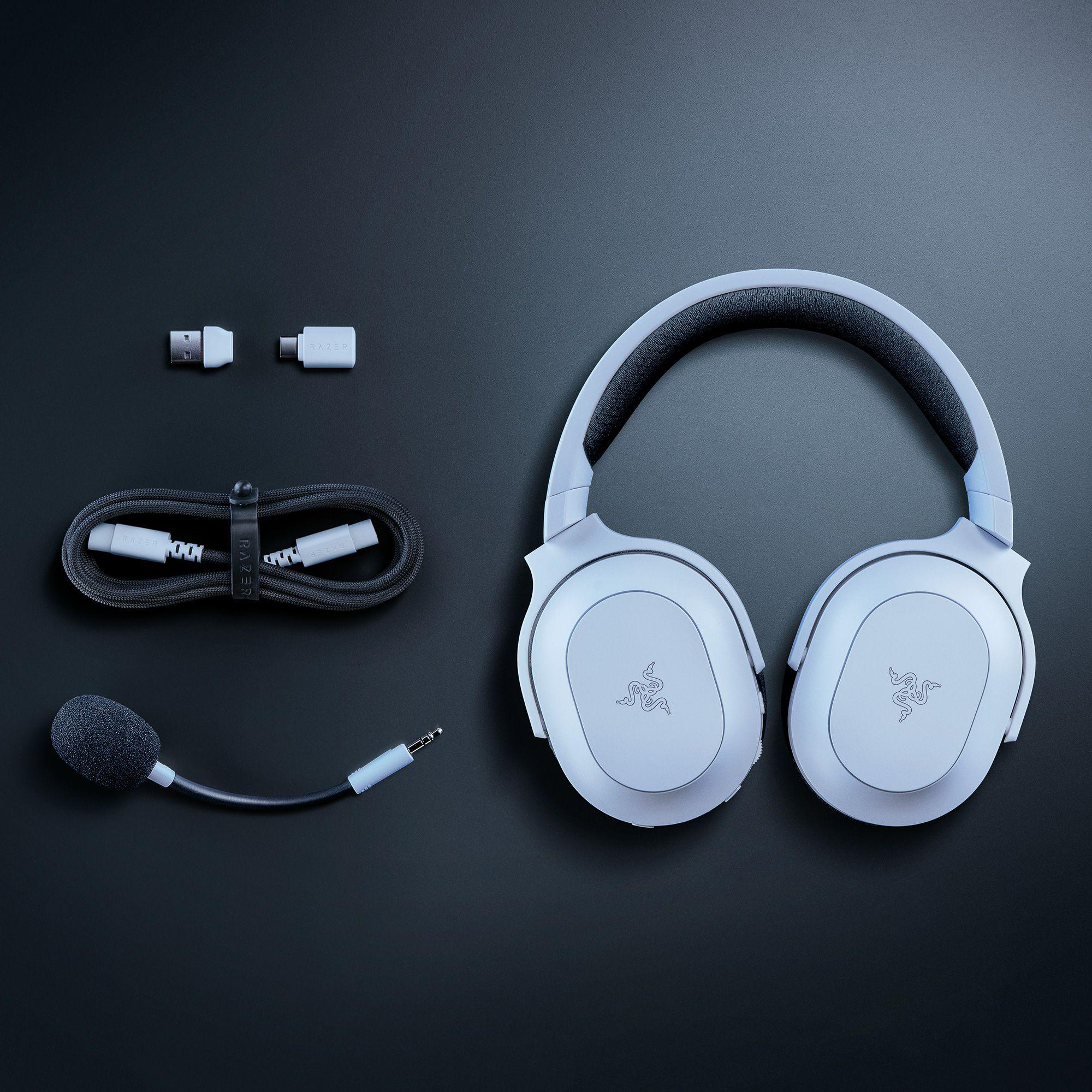 Ein hellblaues Gaming-Headset mit Zubehör auf dunkler Oberfläche.