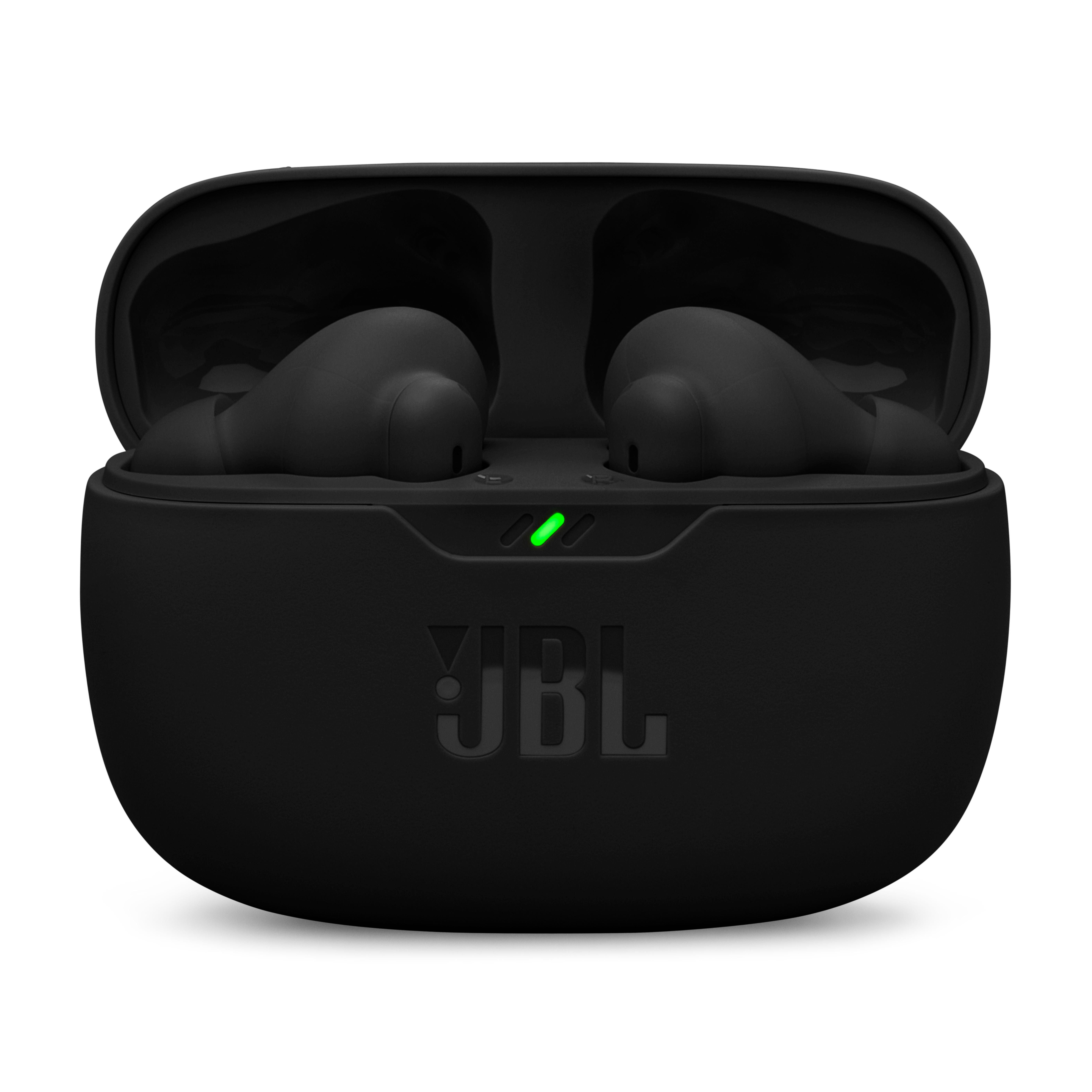 Schwarze JBL-Ohrhörer in ihrem Ladecase, grünes Licht an, auf weißem Hintergrund.
