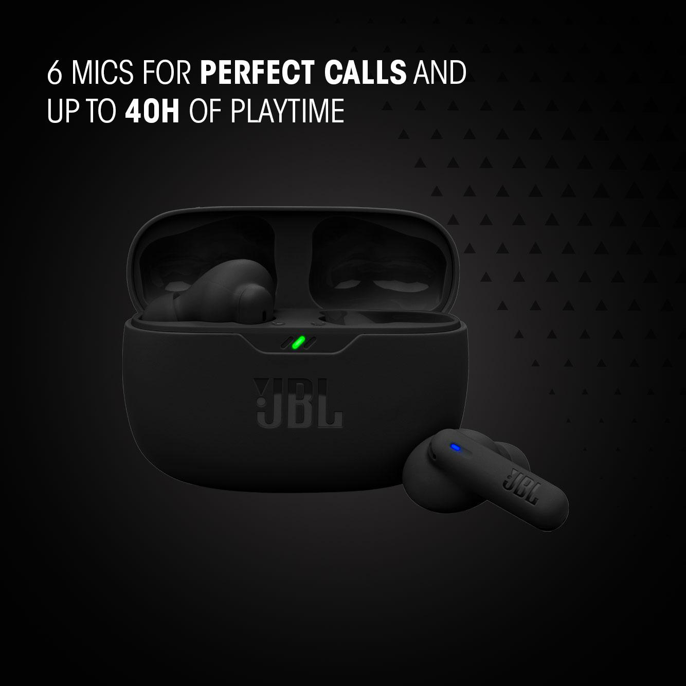 Schwarze JBL-Ohrhörer in ihrem Etui, mit Text über perfekte Anrufe und Spielzeit.