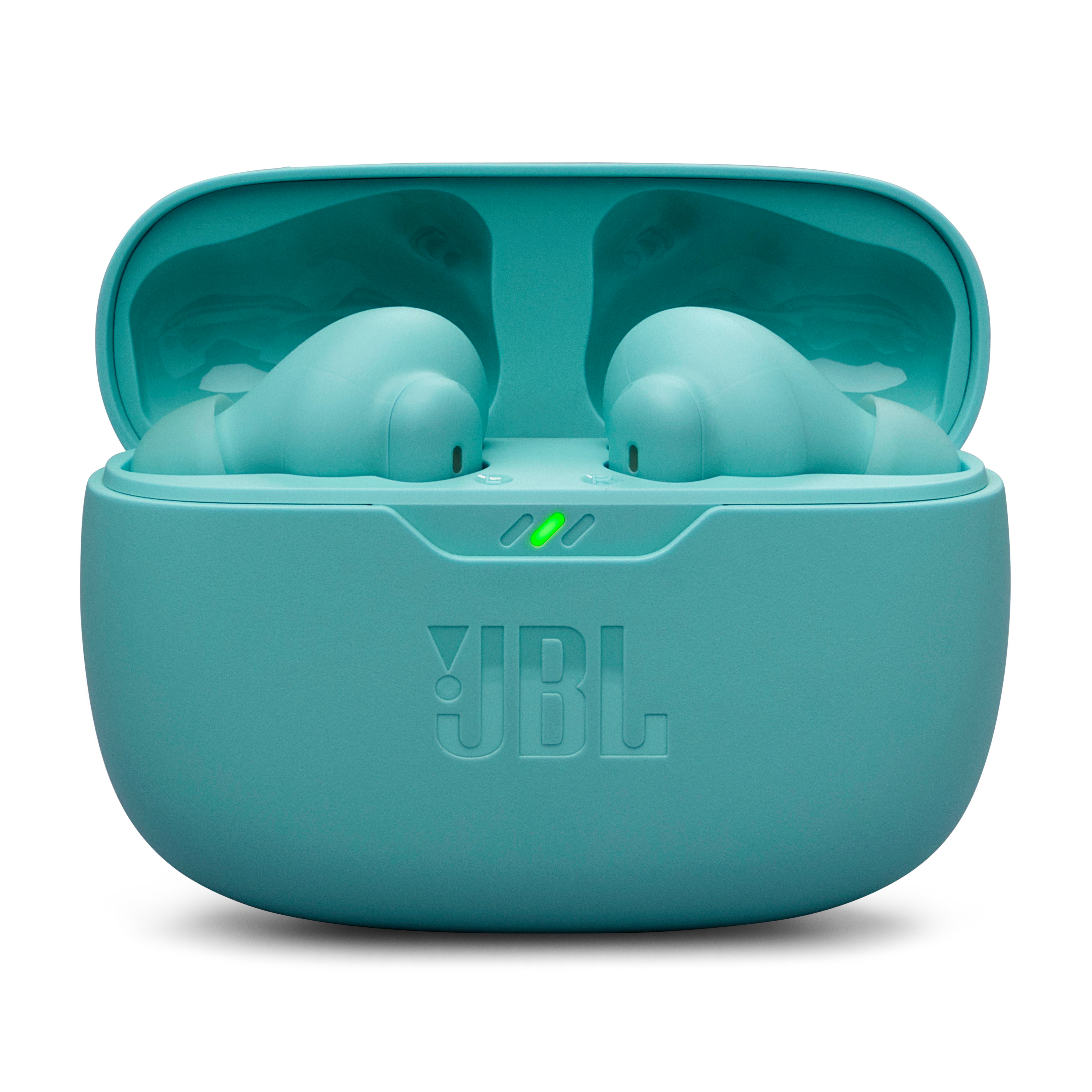 Türkisfarbene Ohrhörer in einer türkisfarbenen Ladebox, geöffnet. Die Marke JBL ist auf dem Gehäuse sichtbar.