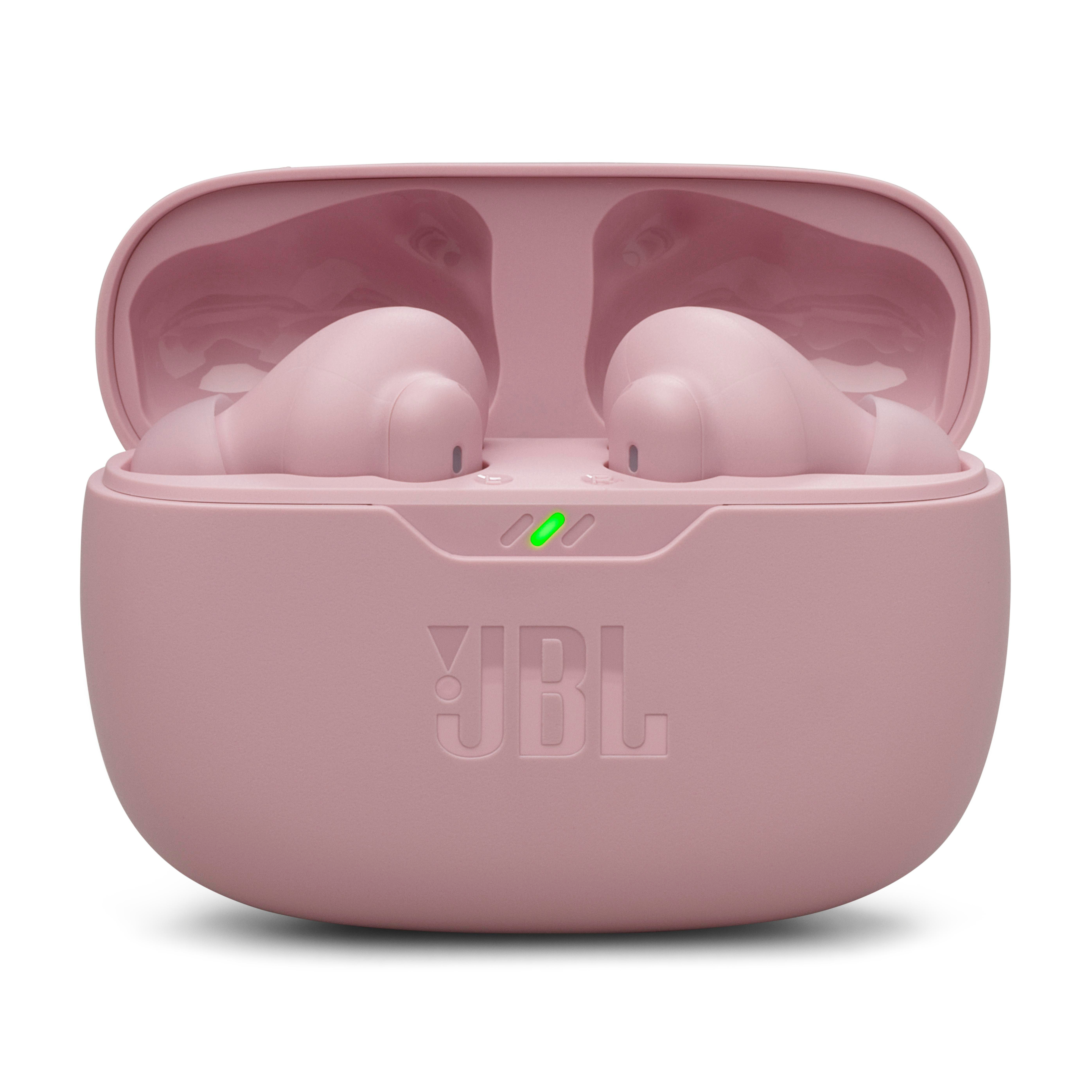 Rosa JBL-Ohrhörer in einem offenen rosa Ladecase, mit grünem Licht.