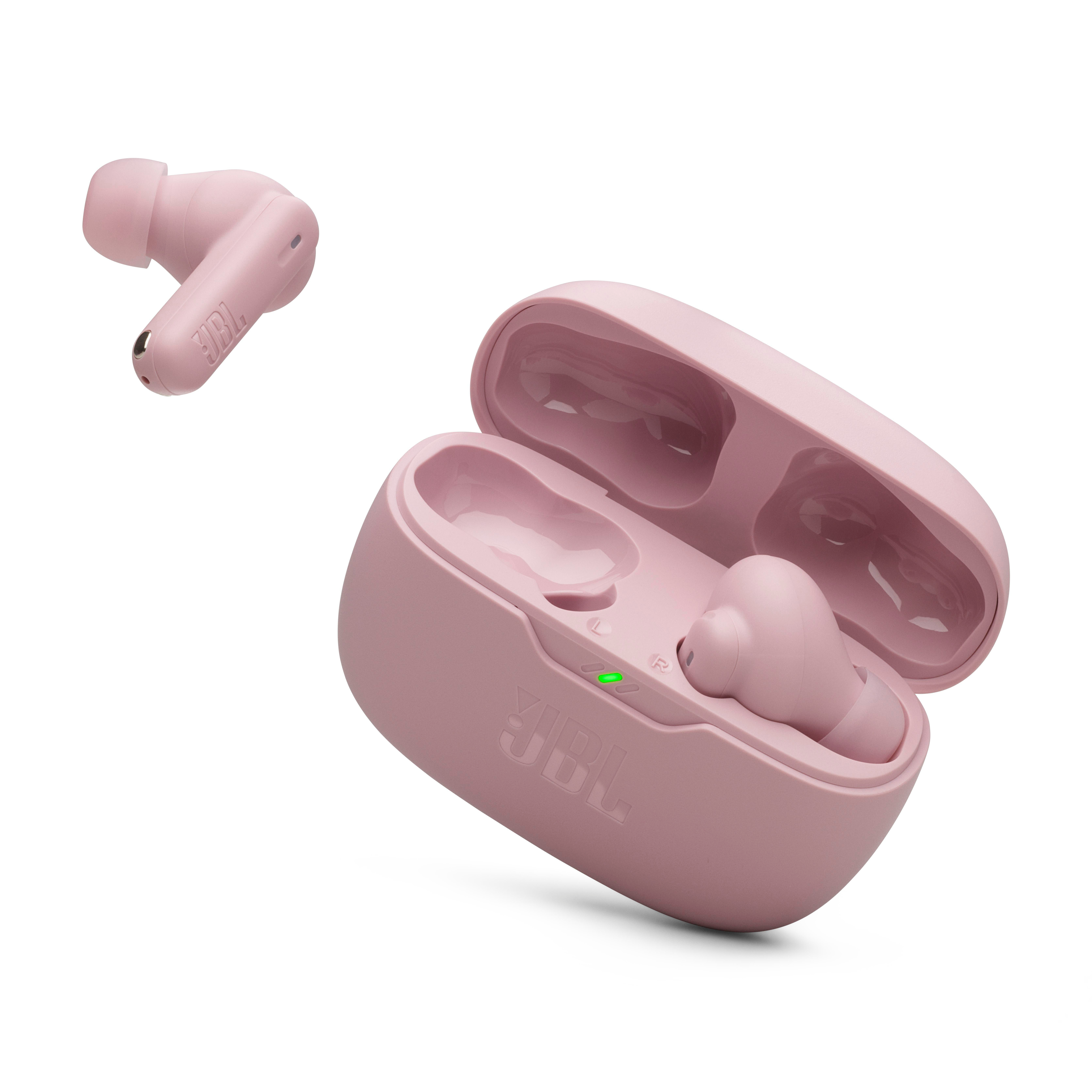 Rosa JBL-Ohrhörer und Ladecase. Ein Stöpsel ist separat. Weißer Hintergrund.