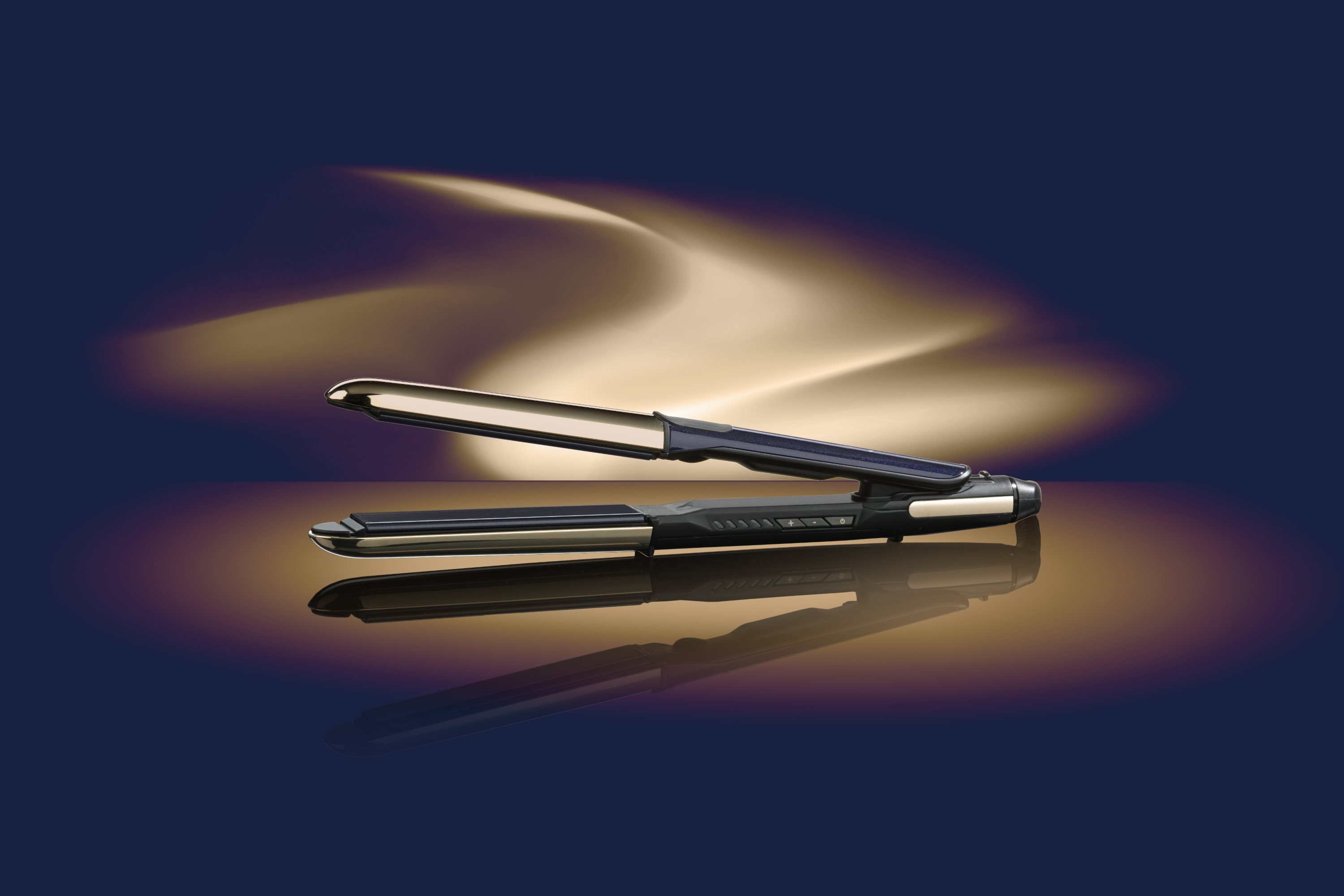 Prostownica do włosów na odblaskowej powierzchni na ciemnym tle.