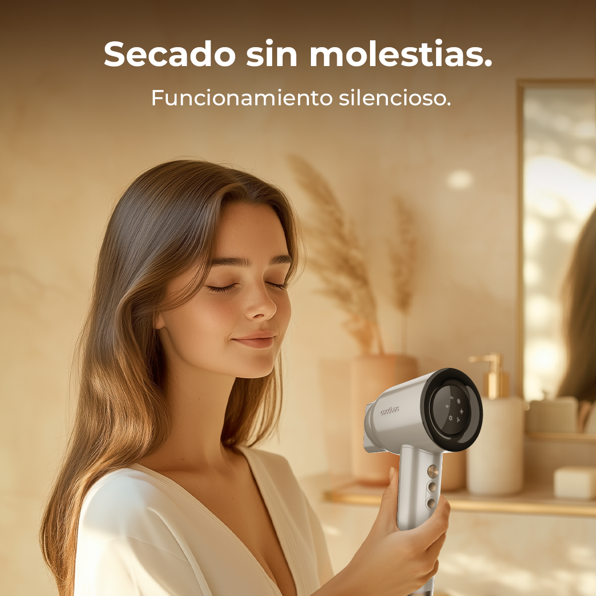 Una mujer sosteniendo un secador de pelo plateado, con texto que dice 'Funcionamiento silencioso'.