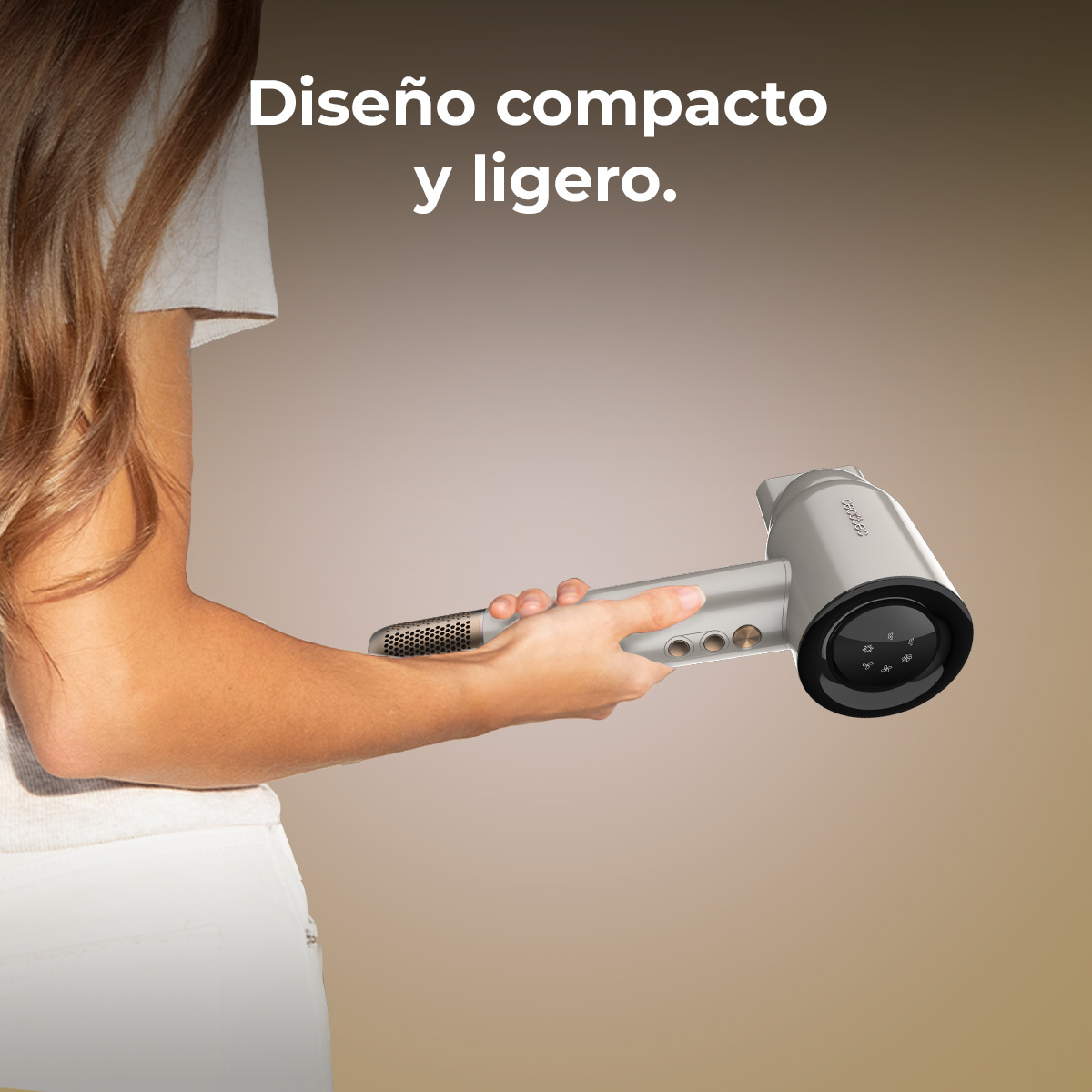 Mujer sosteniendo un secador de pelo gris claro, el texto dice "diseño compacto y ligero".