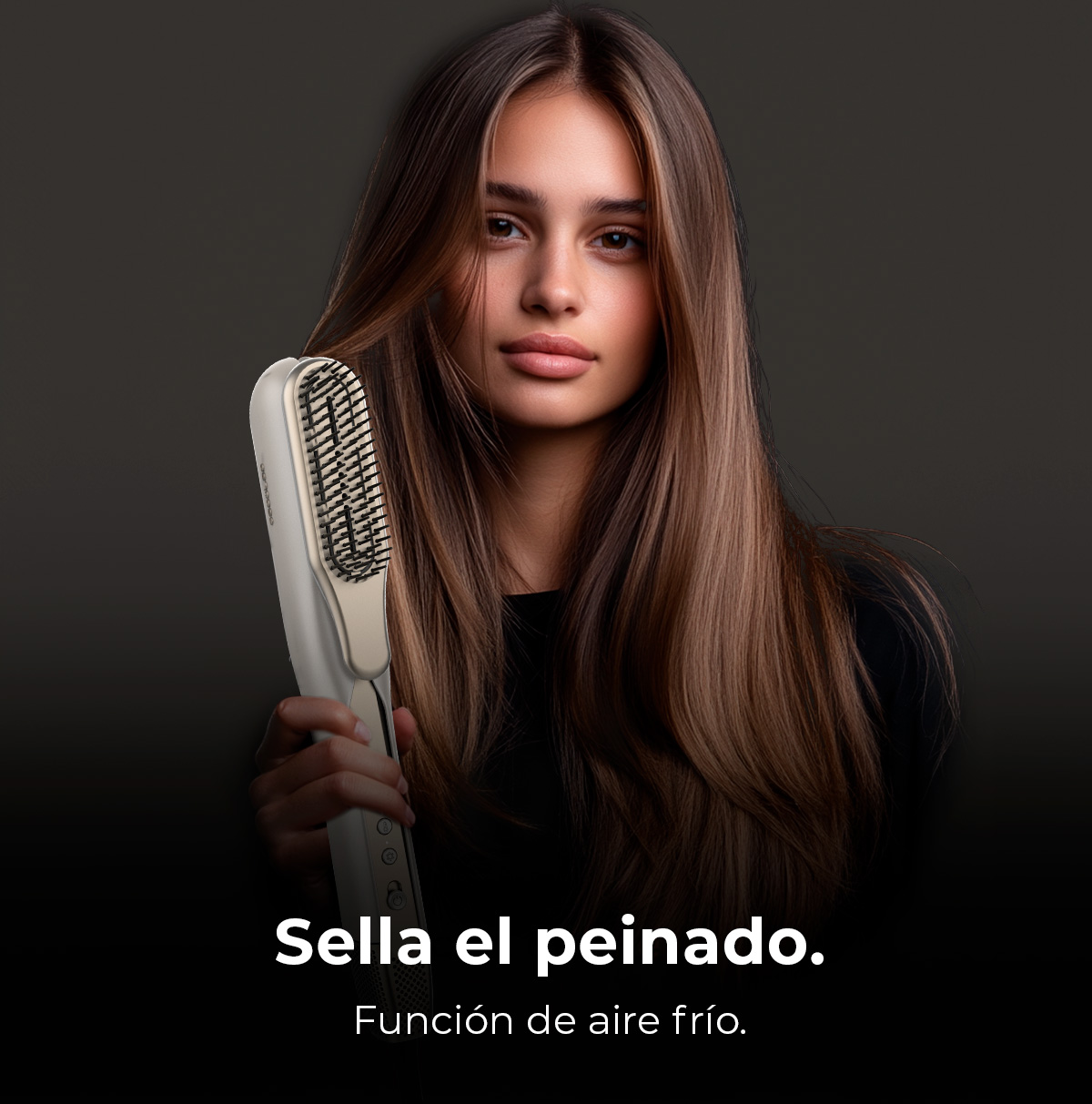 Mujer sosteniendo un cepillo para peinar el cabello. El texto dice: 'Sella el peinado. Función de aire frío'.