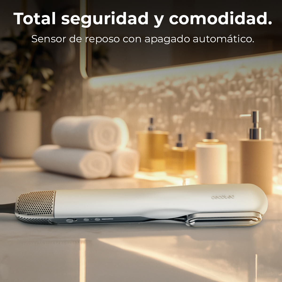 Una plancha de pelo blanca y plateada sobre una superficie de mármol blanco.