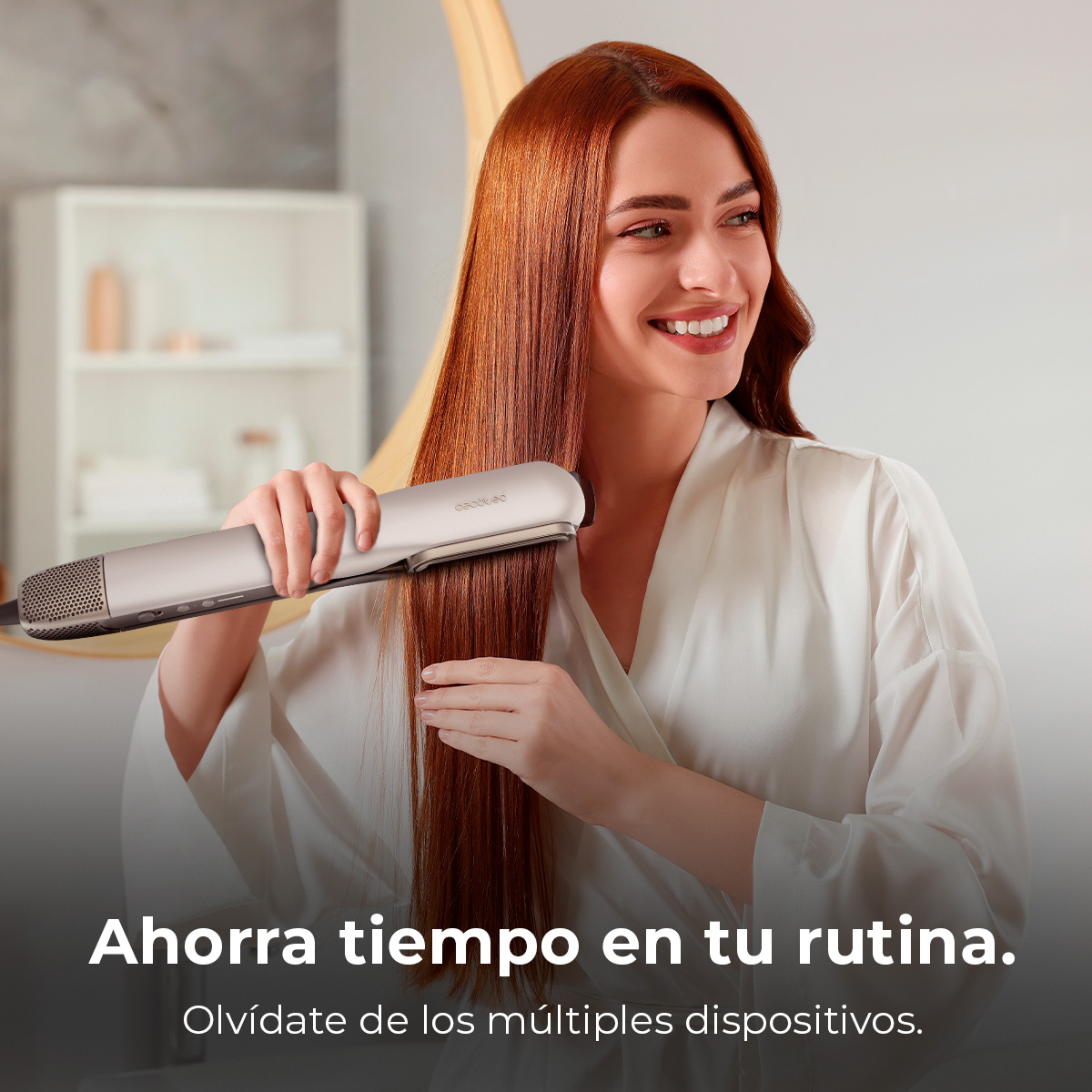 Mujer pelirroja usando una plancha para el cabello, sonriendo. Texto: Ahorra tiempo en tu rutina. Olvídate de los múltiples dispositivos.