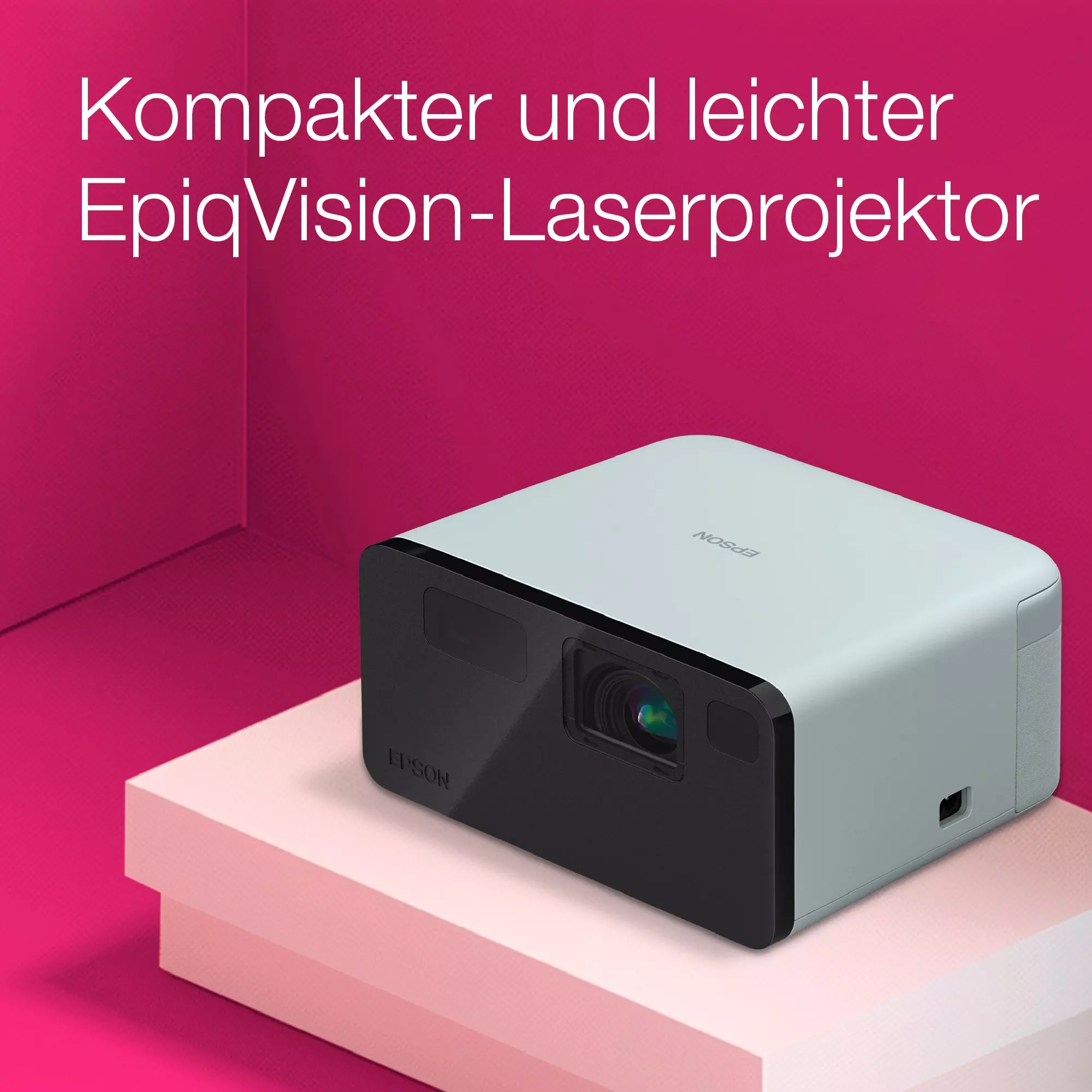 Kleiner weiß-schwarzer Projektor auf weißem Podest vor pinkem Hintergrund, EPSON-Logo.