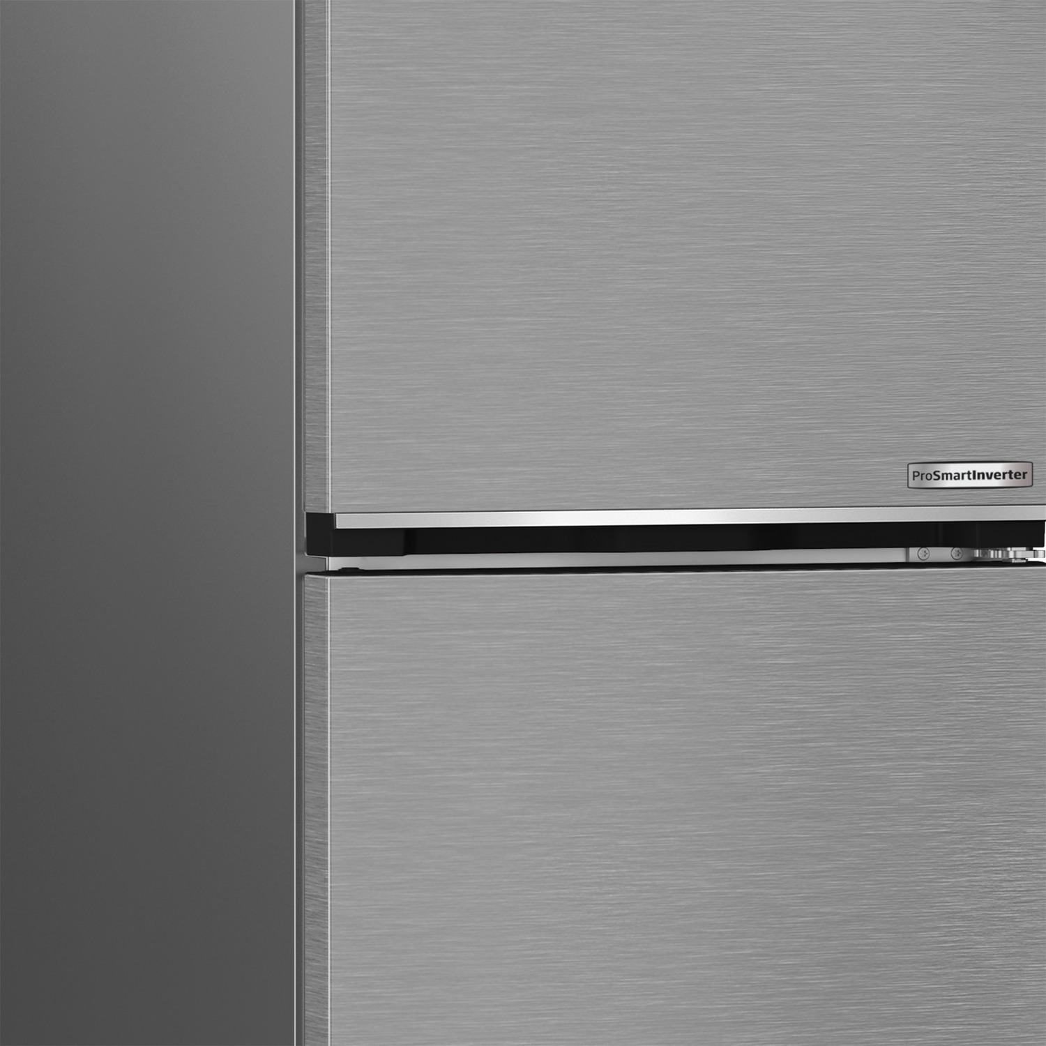 Close-up van een roestvrijstalen koelkast. De deur heeft een ProSmart Inverter-badge en staat een beetje open.