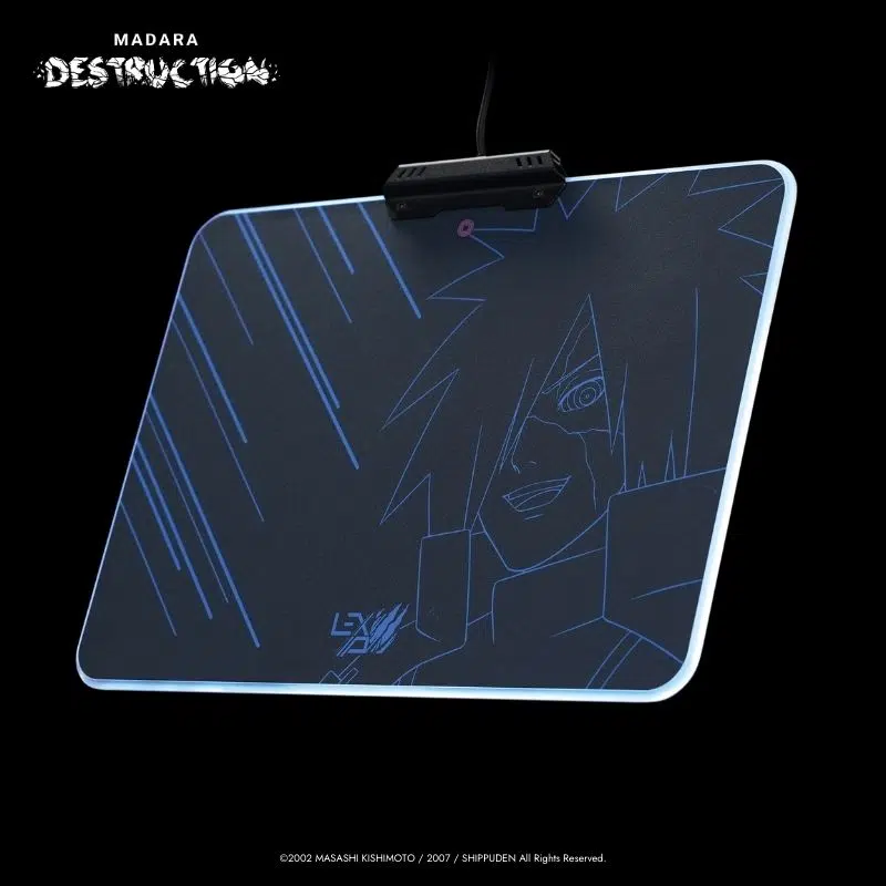 Podkładka pod mysz do gier z niebieskim neonowym konturem postaci z anime na czarnej powierzchni.