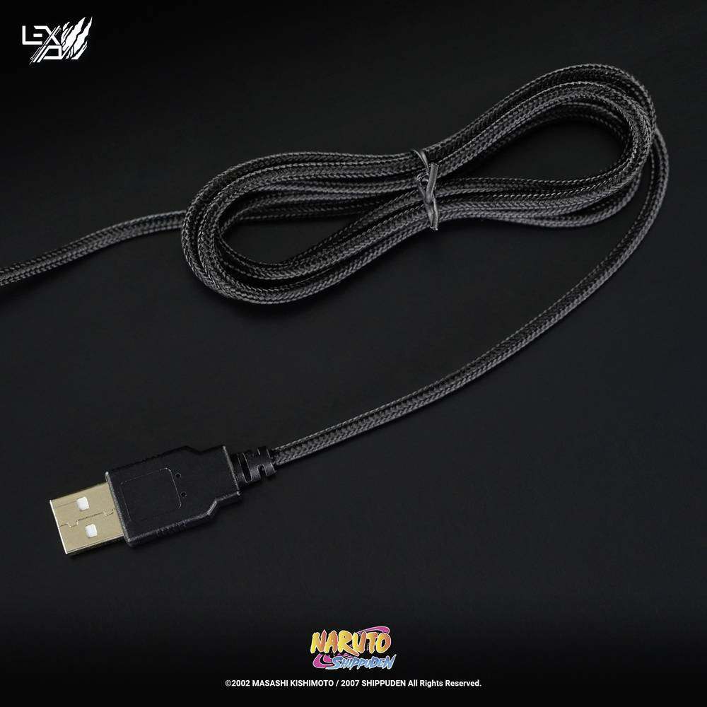 Czarny kabel USB ze złączem USB i logo 'NARUTO SHIPPUDEN' na czarnej powierzchni.