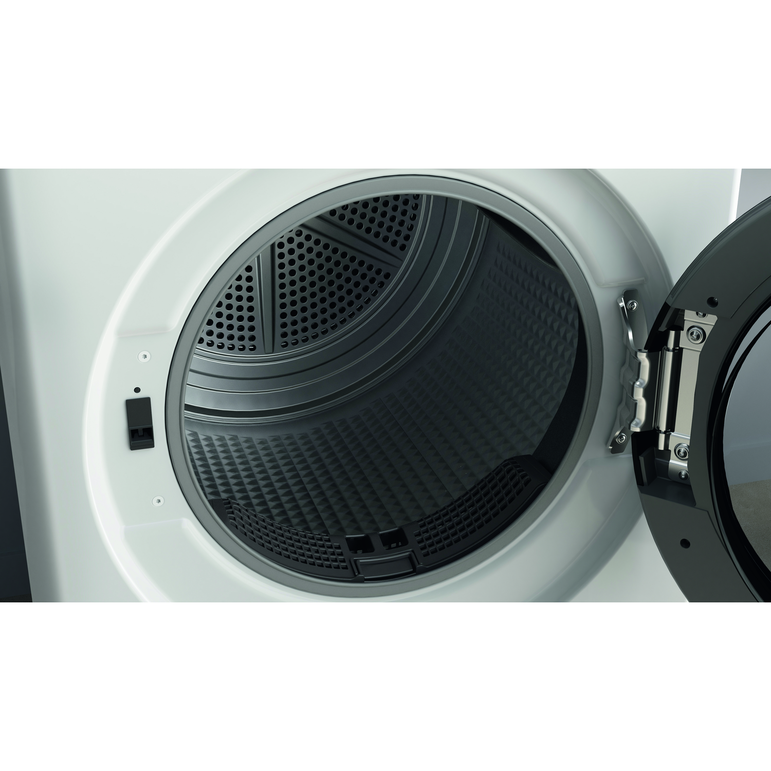 Een close-up van een witte wasmachine met een open zwarte deur, die het interieur toont.