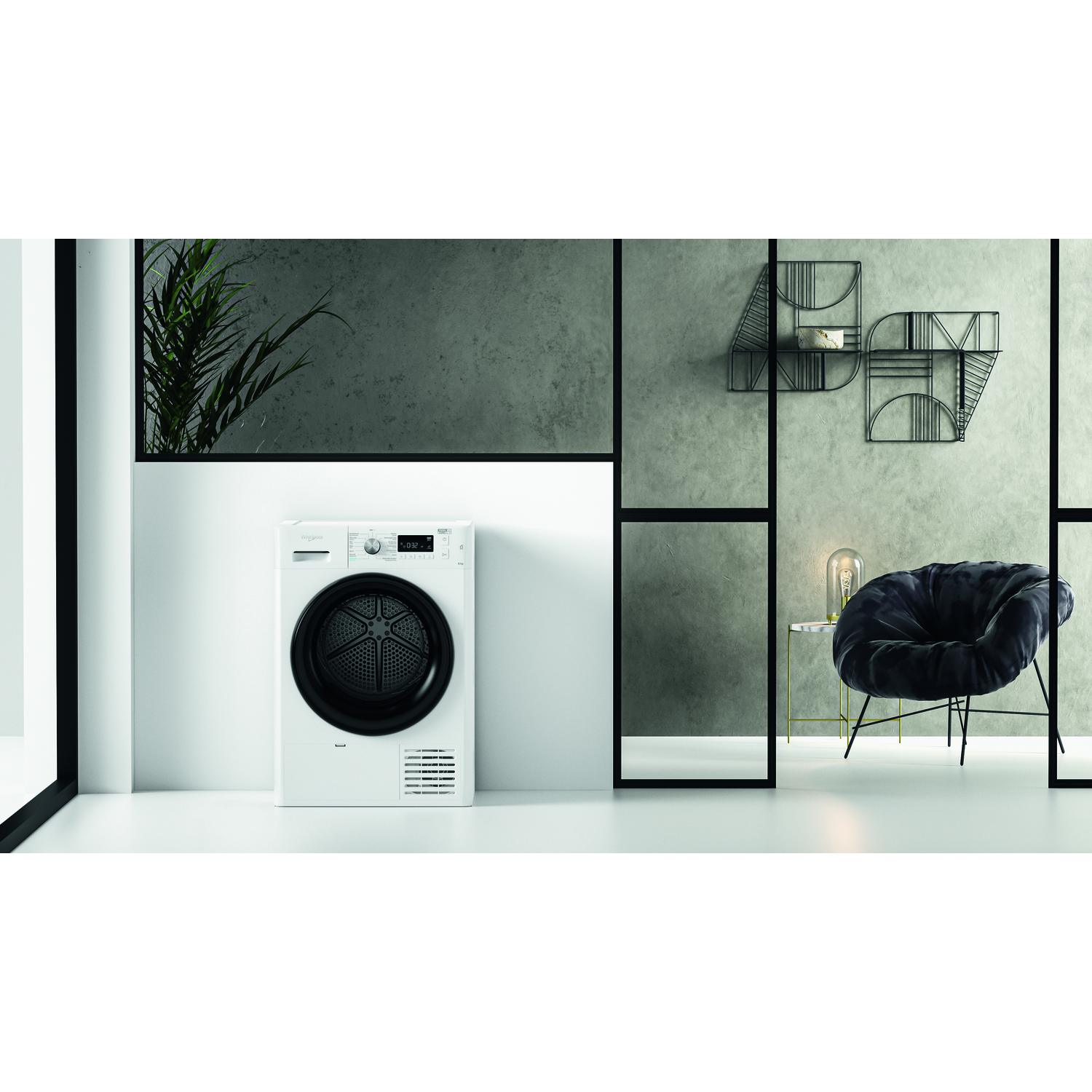 Witte wasmachine tegen een grijze muur. Een zwarte stoel en lamp rechts bij een raam.