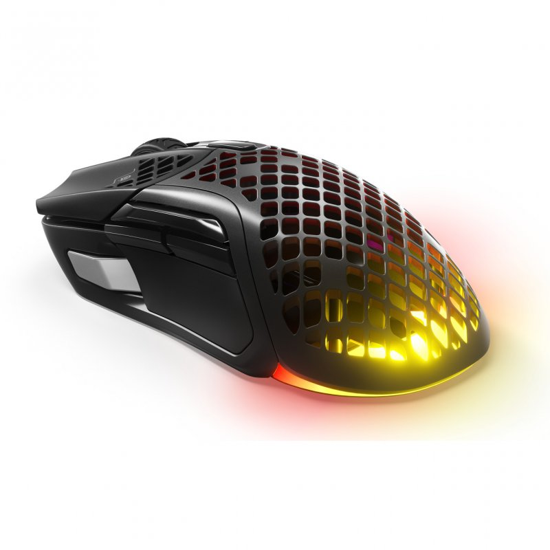 Ratón gaming negro con diseño de panal iluminado rojo y amarillo. Fondo blanco.