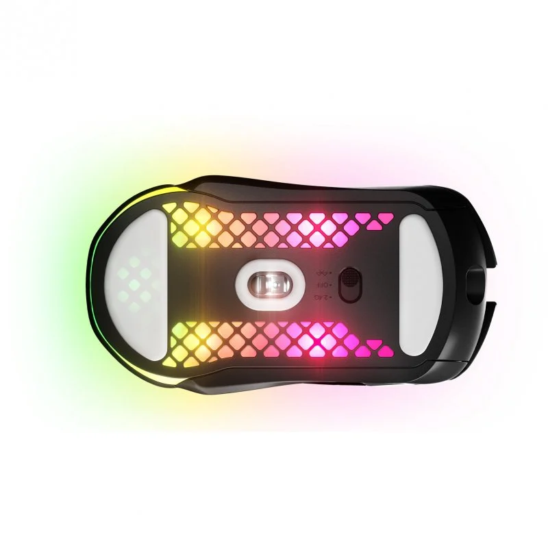 La parte inferior de un ratón gaming negro con iluminación RGB. El ratón tiene deslizadores blancos.