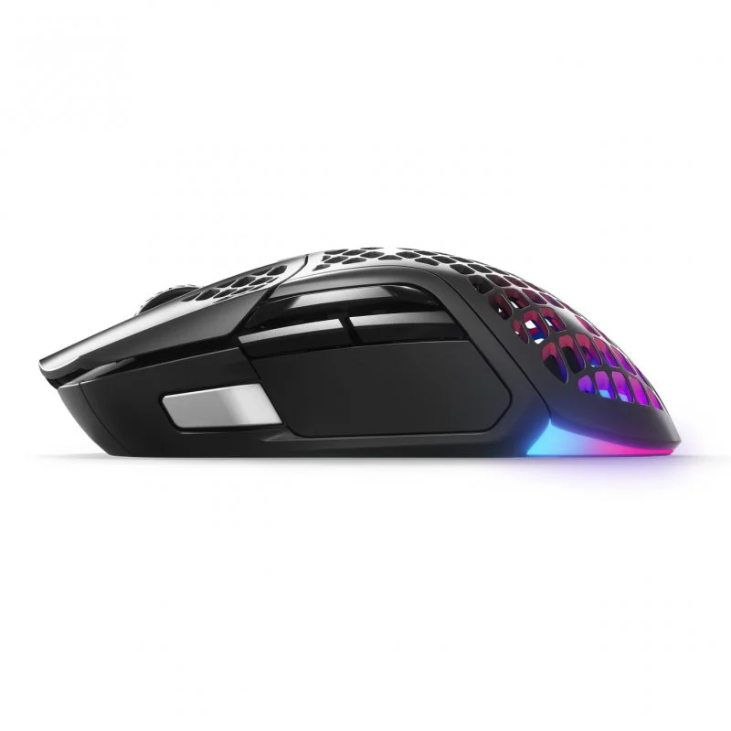 Ratón gaming negro con diseño de panal y luces RGB sobre fondo blanco.