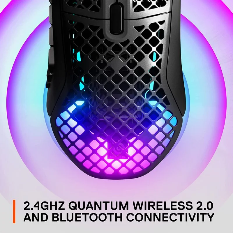 Un ratón gaming negro con diseño de panal y luces multicolores sobre un fondo degradado.