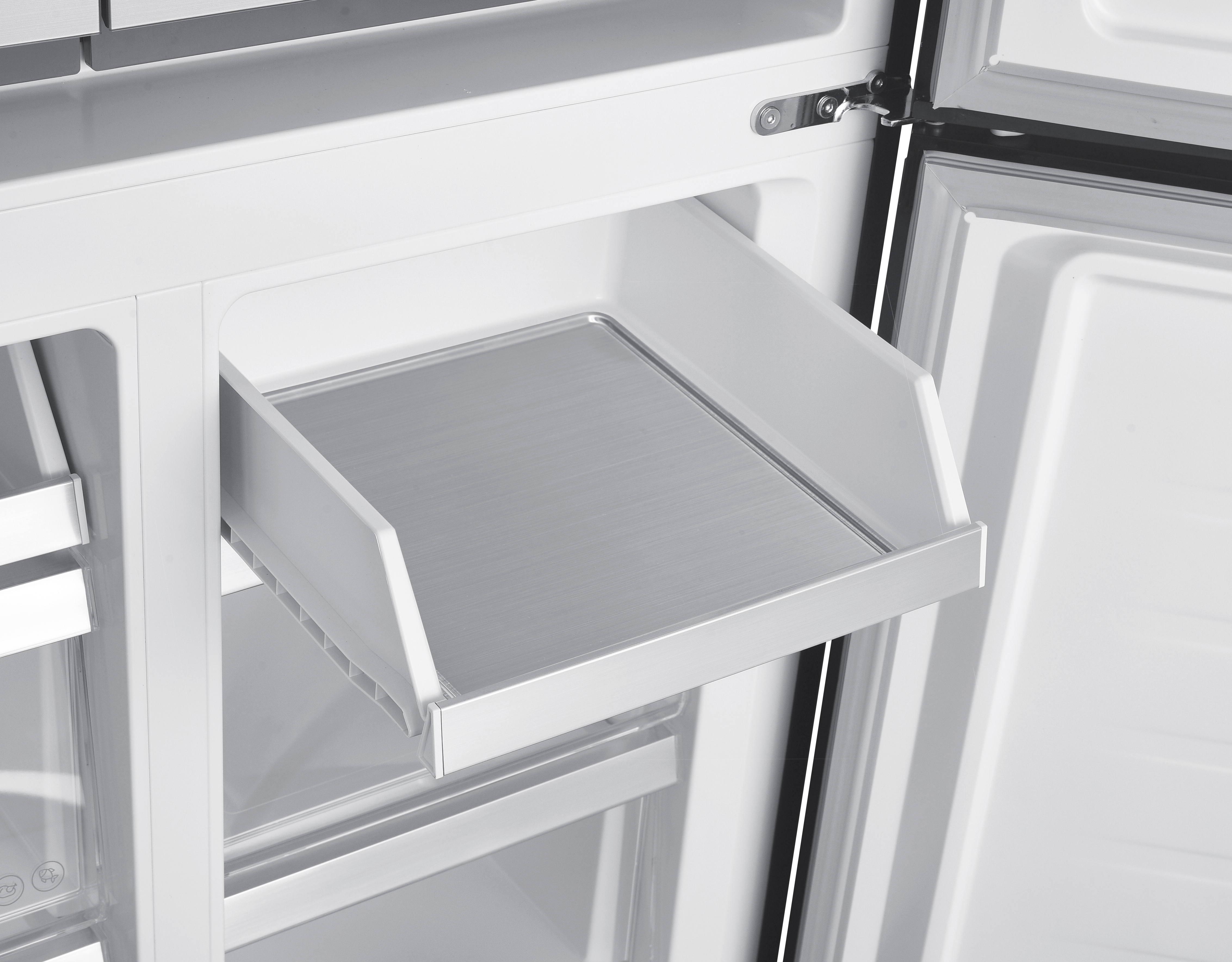 Interior del refrigerador con un estante metálico extraíble. Interior blanco, borde negro.