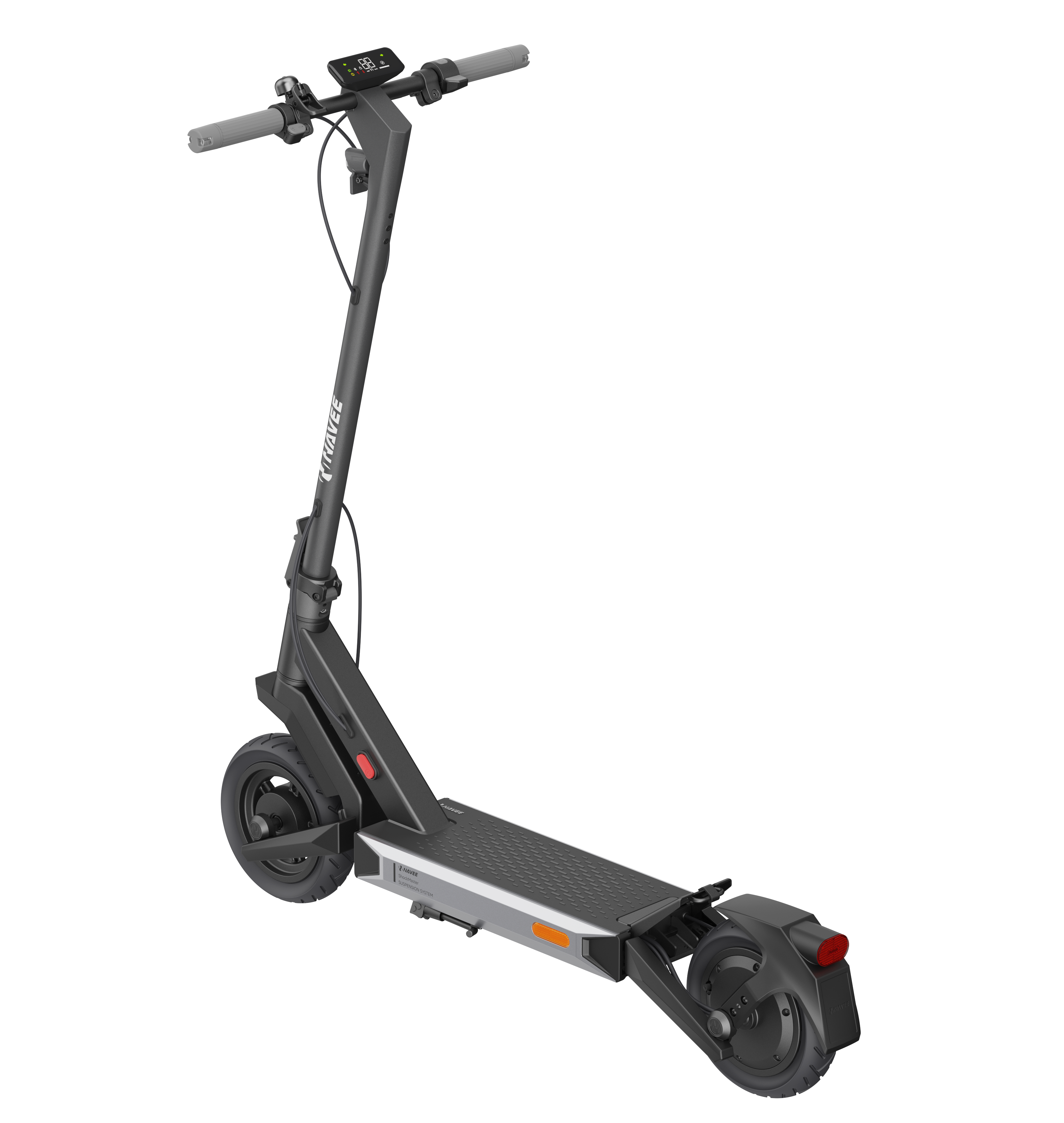 Egy fekete-ezüst elektromos roller sötét háttérrel. A roller ferdén áll.