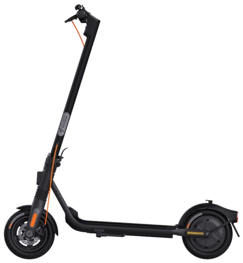 Czarna hulajnoga elektryczna Segway na białym tle.