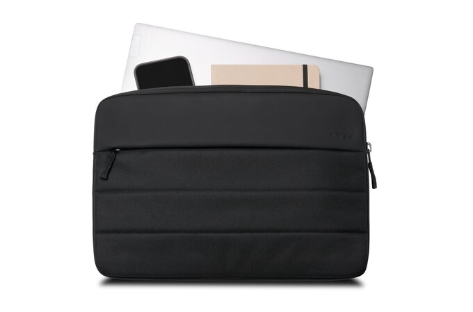Fekete laptop tok laptop, telefon és jegyzettömbbel, fehér háttéren.