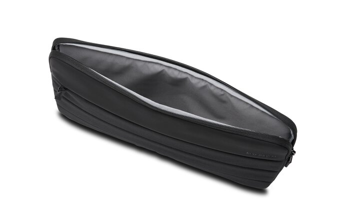 Fekete, nyitott laptop tok fehér háttérrel, a belsejét mutatva.