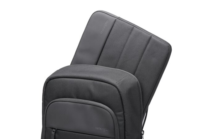 Fekete hátizsák és laptop tok, a tok részben ki van a hátizsákból.