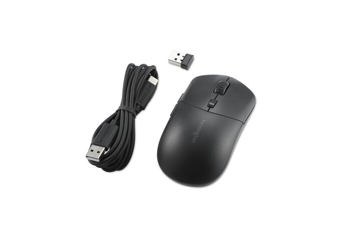 Fekete egér, USB kábel és USB vevő fehér felületen.