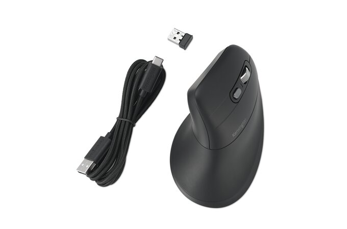 Fekete ergonomikus egér USB-C kábellel és USB vevővel.