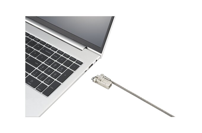 Laptop biztonsági kábellel az oldalán, fehér háttér előtt.
