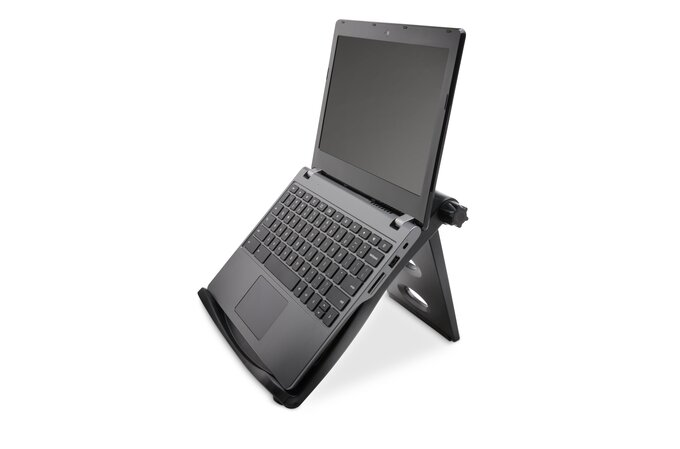 Laptop fekete állványon. A laptop nyitva van, és fekete képernyője van.