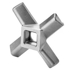 Metalowe, czteroramienne ostrze z kwadratowym otworem pośrodku.