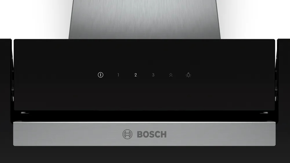 Czarny okap z przyciskami sterowania i logo Bosch.