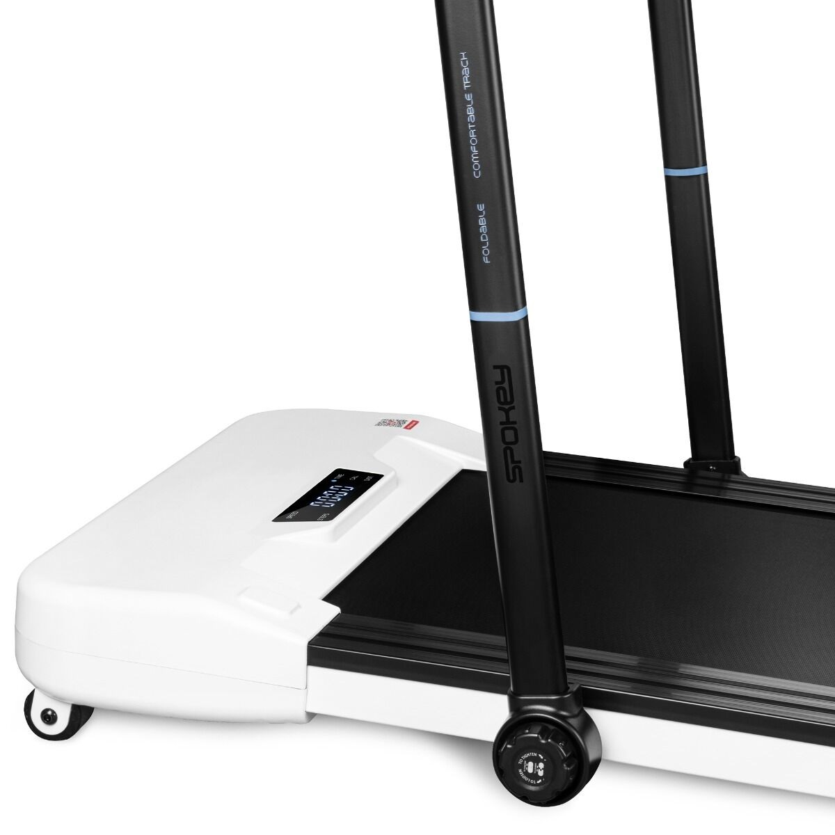 Biała i czarna bieżnia. Czarne słupki, biała podstawa z wyświetlaczem. Mówi 'Spokey'.