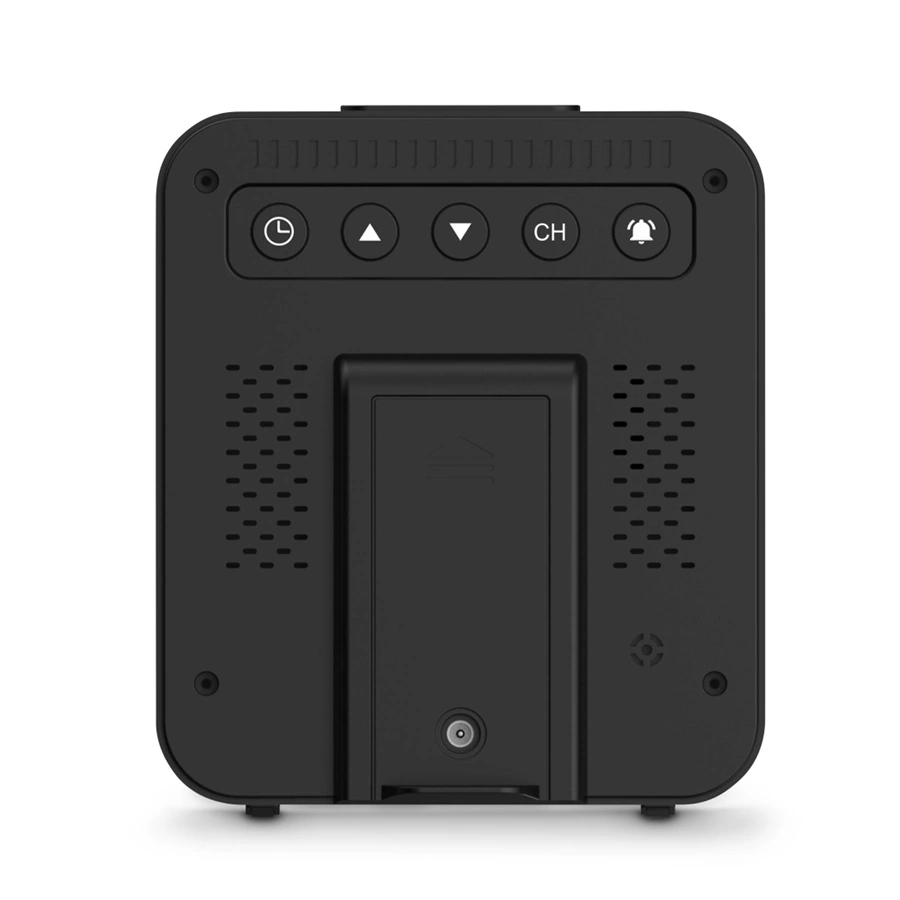 Czarny cyfrowy budzik. Ma przyciski i wyświetlacz. Widok z tyłu pokazuje komorę baterii.