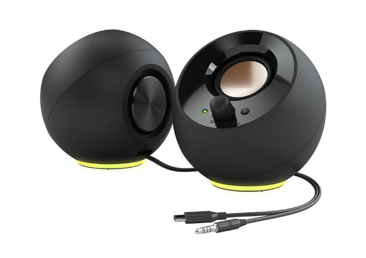 Dwa czarne głośniki sferyczne z kablami, podświetlone żółtym światłem.