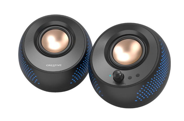 Dwa czarne głośniki ze złotym wnętrzem, białe tło.