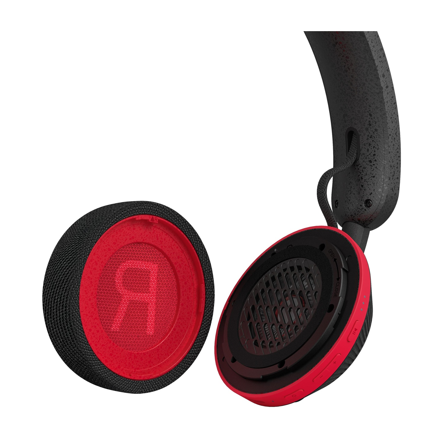 Cuffie rosse e nere. Il padiglione ha un interno rosso con una grande 'R'.