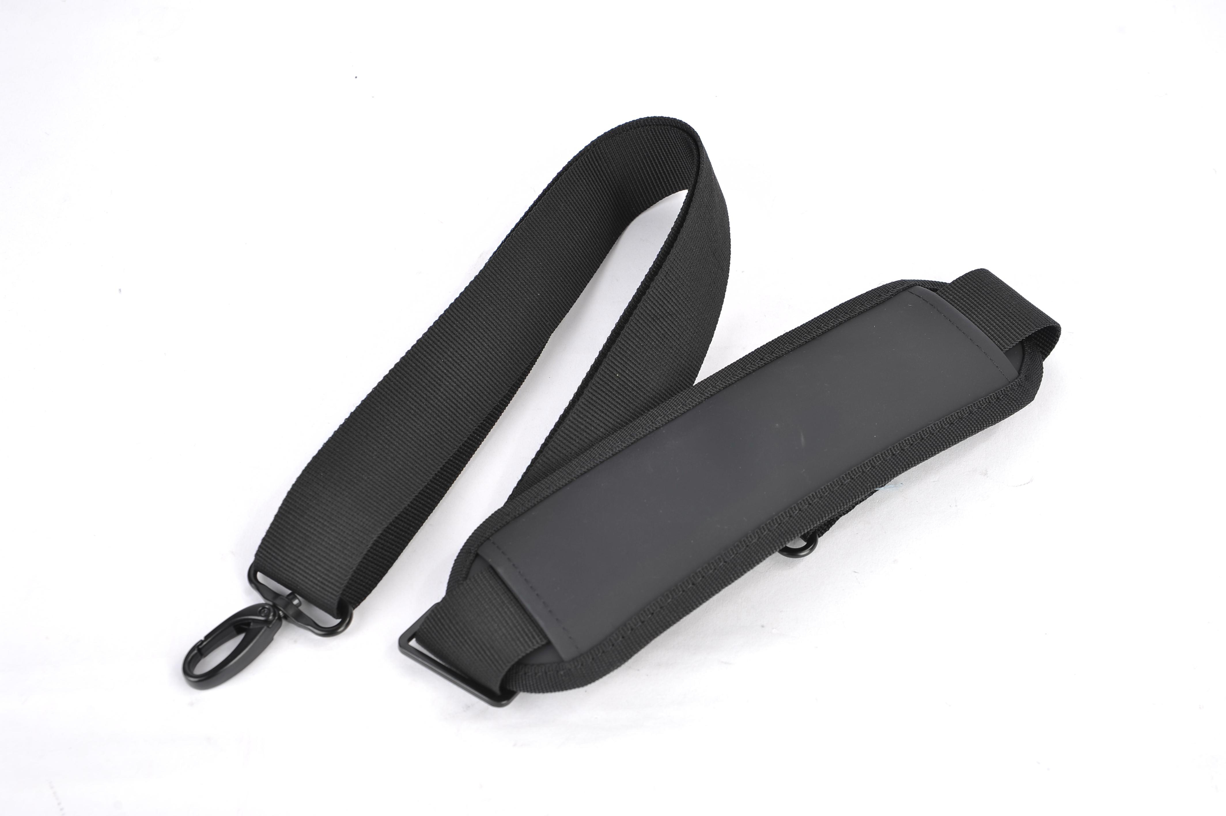 Schwarzer Schultergurt für eine Tasche mit gepolstertem Bereich.