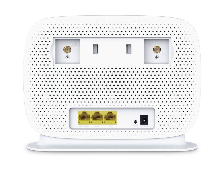 Widok z tyłu białego routera. Posiada porty antenowe, porty LAN i port zasilania.