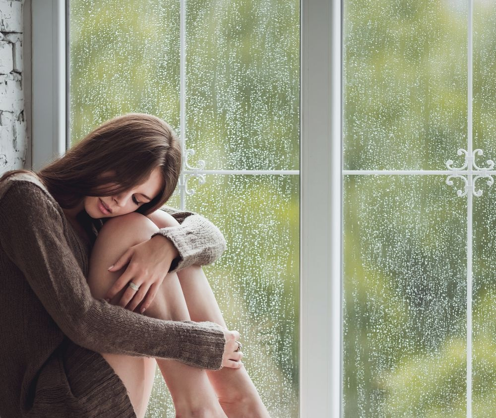 Czarna maszynka do strzyżenia brody z akcesoriami: szczotką, olejkiem i etui.