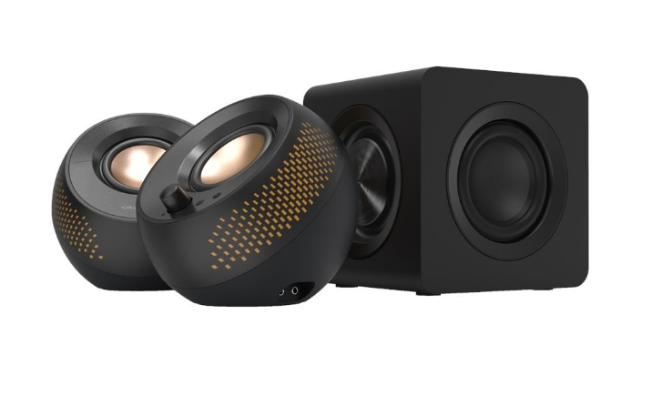 Dwa czarne głośniki ze złotym wzorem siatki i czarny subwoofer, wszystko na białym tle.