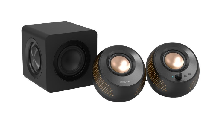 Czarny subwoofer i dwa czarne głośniki satelitarne ze złotymi akcentami na białym tle.