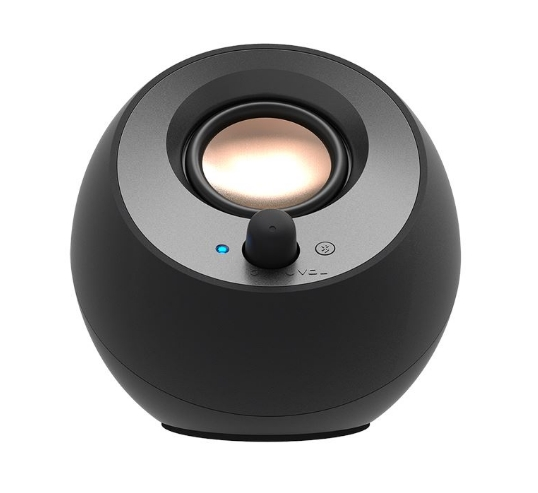 Czarny i srebrny głośnik na białym tle. Okrągły kształt z brązowym środkiem. Pokrętło regulacji głośności u góry.