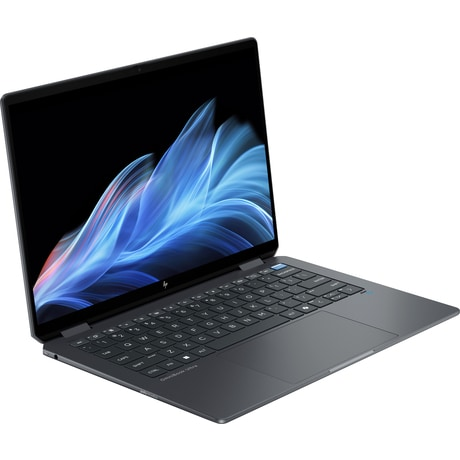 Dunkelblauer Laptop, offen, auf weißer Oberfläche, schräge Ansicht.