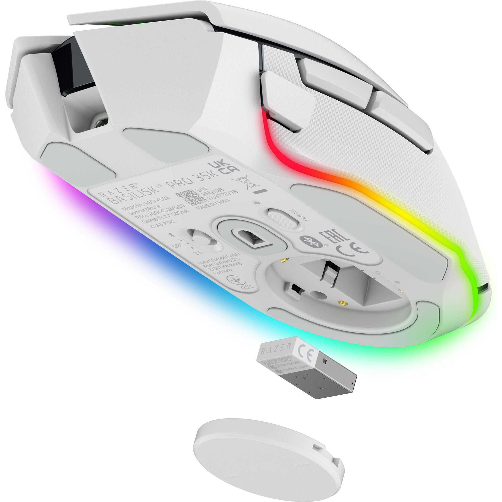 Unterseite einer weißen Gaming-Maus mit farbigen Lichtern, einem Funkempfänger und einer Ladestation.
