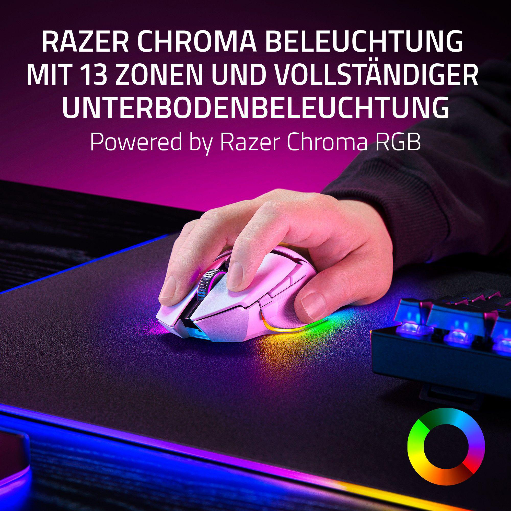 Person verwendet weiße Maus mit farbigem Licht auf schwarzem Mousepad.